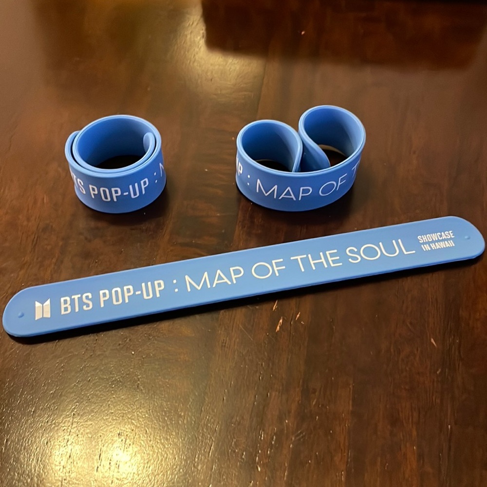 BTS Pop Up: Map of the Soul Showcase in Hawaii snap bracelet (QTY: 1).